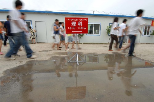 7月2日,考生在安縣中學(xué)考場(chǎng)熟悉環(huán)境。當(dāng)日,四川省安縣中學(xué)和秀水中學(xué)高考考生舉行考前演練,進(jìn)入用活動(dòng)板房搭建的考場(chǎng)熟悉環(huán)境和考試秩序。2008年延考區(qū)全國(guó)普通高校統(tǒng)一招生考試將于7月3日開始。 新華社記者 尹棟遜 攝