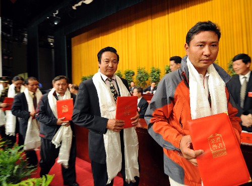 7月2日,奧運(yùn)火炬?zhèn)鬟f珠峰有功人員尼瑪次仁(右一)接受榮譽(yù)證書。 當(dāng)日,西藏自治區(qū)在拉薩隆重舉行儀式,表彰奧運(yùn)火炬?zhèn)鬟f珠峰及拉薩的有功人員。 新華社記者覺果攝