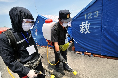 7月1日,防疫隊員在都江堰玉堂鎮(zhèn)外灘社區(qū)消毒防疫。 自汶川大地震發(fā)生以來,國家質(zhì)檢總局組織的由380余人組成的衛(wèi)生防疫隊一直工作在抗震救災(zāi)第一線,目前已處理災(zāi)區(qū)衛(wèi)生防疫面積達(dá)3448萬平方米。 新華社記者何俊昌攝