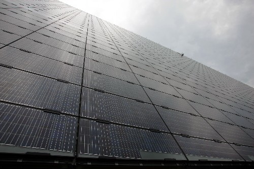 7月2日在江蘇無錫拍攝的巨型太陽能發(fā)電幕墻局部。 近日,由江蘇無錫一家太陽能電力公司研發(fā)的巨型太陽能發(fā)電幕墻建成,兩塊光伏發(fā)電幕墻總面積為6900平方米,預(yù)計全年發(fā)電量將達(dá)到70萬千瓦時,經(jīng)試驗合格后將向社會推廣。 新華社發(fā)(付斯博 攝)