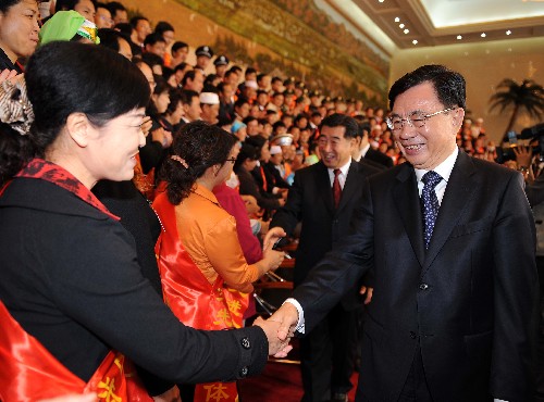 9月22日,寧夏回族自治區(qū)第六次民族團(tuán)結(jié)進(jìn)步表彰大會(huì)在銀川召開(kāi)。中共中央政治局常委、中央紀(jì)委書(shū)記、中央代表團(tuán)團(tuán)長(zhǎng)賀國(guó)強(qiáng)出席表彰大會(huì),并向模范集體和個(gè)人代表頒獎(jiǎng)。這是大會(huì)開(kāi)始前,賀國(guó)強(qiáng)等親切會(huì)見(jiàn)模范集體和模范個(gè)人代表。 新華社記者高潔攝