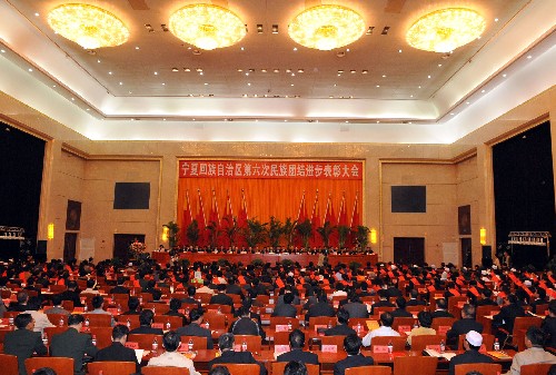9月22日,寧夏回族自治區(qū)第六次民族團(tuán)結(jié)進(jìn)步表彰大會(huì)在銀川召開(kāi)。中共中央政治局常委、中央紀(jì)委書(shū)記、中央代表團(tuán)團(tuán)長(zhǎng)賀國(guó)強(qiáng)出席表彰大會(huì),并向模范集體和個(gè)人代表頒獎(jiǎng)。這是大會(huì)現(xiàn)場(chǎng)。 新華社記者劉泉龍攝