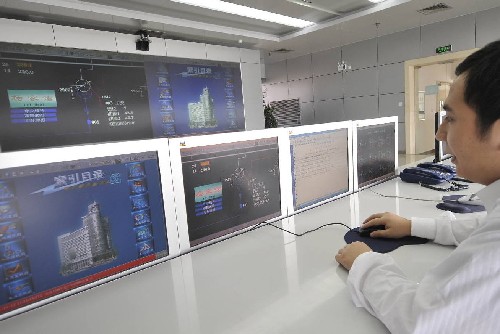 10月12日,湖北宜昌市供電公司的調(diào)度人員在監(jiān)測(cè)楊家灣變電站負(fù)荷情況。 從10月11日開始,從三峽輸變電工程龍泉換流站下載的三峽電源源不斷送往楊家灣變電站,經(jīng)過多年努力,三峽工程所在地湖北省宜昌市終于直接用上了三峽電。 新華社發(fā)(黃翔 攝)