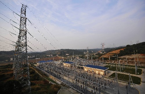 10月12日拍攝的楊家灣變電站。 從10月11日開始,從三峽輸變電工程龍泉換流站下載的三峽電源源不斷送往楊家灣變電站,經(jīng)過多年努力,三峽工程所在地湖北省宜昌市終于直接用上了三峽電。 新華社發(fā)(黃翔 攝)