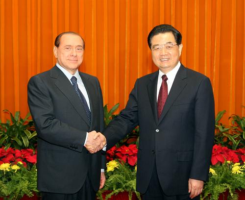 10月23日,中國國家主席胡錦濤在北京人民大會堂會見來華出席第七屆亞歐首腦會議的意大利總理貝盧斯科尼。新華社記者 劉衛(wèi)兵 攝