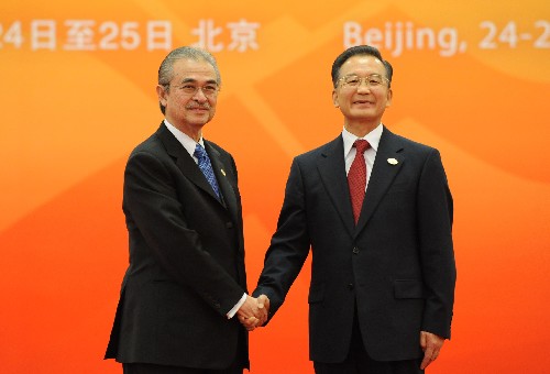 10月24日,中國國務院總理溫家寶在北京人民大會堂北大廳迎候前來出席第七屆亞歐首腦會議的馬來西亞總理巴達維。 新華社記者 馬占成 攝