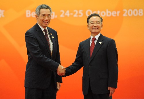 10月24日,中國國務院總理溫家寶在北京人民大會堂北大廳迎候前來出席第七屆亞歐首腦會議的新加坡總理李顯龍。 新華社記者 馬占成 攝