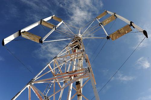 這是建在日月山頂?shù)拇怪陛S風(fēng)力發(fā)電機(jī)(12月26日攝)。新華社記者侯德強(qiáng)攝