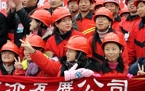 12月28日,施工人員在向家壩水電站成功截流后歡呼慶賀。 新華社記者 陳凱 攝