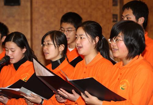 12月28日,清華大學合唱隊隊員在頒獎典禮上演唱獲獎歌曲《擁抱大地》。當日,首屆“中國十佳大學生村官”暨“大學生村官之歌”頒獎典禮在清華大學舉行,周倍良等10人獲首屆“中國十佳大學生村官”,《擁抱大地》獲“大學生村官之歌”最佳歌曲獎。新華社記者 袁滿 攝