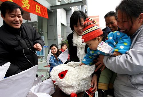 2月8日,社區(qū)服務(wù)志愿者將自已扎制的兔子花燈送給小朋友。當(dāng)日,上海市虹口區(qū)廣中社區(qū)以“歡歡喜喜鬧元宵”為主題舉行“社區(qū)為民服務(wù)日”活動(dòng),由社區(qū)服務(wù)志愿者為居民提供扎花燈、測(cè)血壓、家電維修等為民服務(wù)項(xiàng)目,在喜慶祥和、文明和諧的氣氛中歡度元宵佳節(jié)。 新華社記者 劉穎 攝