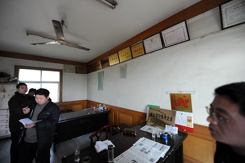 2月21日,相關(guān)工作人員進入鹽城市標(biāo)新化工有限公司進行調(diào)查。新華社記者 姜帆 攝