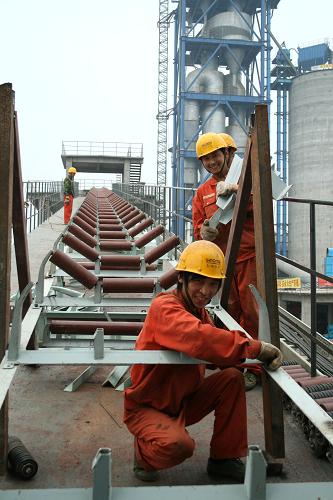 3月26日,來(lái)自蘇州的建設(shè)者在雅森干法水泥項(xiàng)目建設(shè)現(xiàn)場(chǎng)安裝傳輸系統(tǒng)。新華社發(fā)(姚永亮 攝)