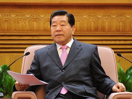 3月27日,紀(jì)念西藏百萬農(nóng)奴解放50周年座談會(huì)在北京人民大會(huì)堂舉行。中共中央政治局常委、全國(guó)政協(xié)主席賈慶林出席座談會(huì)并發(fā)表重要講話。新華社記者 李學(xué)仁 攝