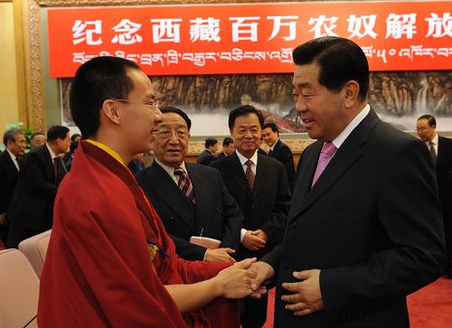 3月27日,紀(jì)念西藏百萬農(nóng)奴解放50周年座談會(huì)在北京人民大會(huì)堂舉行。中共中央政治局常委、全國(guó)政協(xié)主席賈慶林出席座談會(huì)并發(fā)表重要講話。這是座談會(huì)結(jié)束時(shí),賈慶林和第十一世班禪額爾德尼·確吉杰布交談。新華社記者 李學(xué)仁 攝