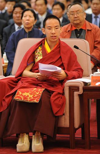 3月27日,紀(jì)念西藏百萬農(nóng)奴解放50周年座談會(huì)在北京人民大會(huì)堂舉行。這是第十一世班禪額爾德尼·確吉杰布在座談會(huì)上發(fā)言。新華社記者 李學(xué)仁 攝