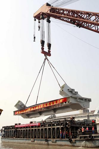 3月26日,申江集團(tuán)建設(shè)者在上海川楊河上架橋。當(dāng)日,上海川楊河橋首榀橫梁開始吊裝。川楊河橋是2010年上海世博會的重要配套工程,位于黃浦江川楊河口,連接浦東與浦西,工程全長477米,其中橋梁長332米,計劃在2009年底建成通車。世博會期間,川楊河橋?qū)⒊蔀橘F賓通道的一部分。新華社發(fā)