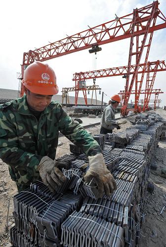 太中銀鐵路(山西太原至寧夏中衛(wèi))全長940多公里,投資超過300億元,是我國實施西部大開發(fā)戰(zhàn)略和中部崛起戰(zhàn)略的重點工程,計劃于2010年建成。這條鐵路的建設(shè)對提高寧夏、山西及沿線地區(qū)經(jīng)濟(jì)社會發(fā)展,加強(qiáng)東西部地區(qū)的經(jīng)濟(jì)聯(lián)系具有重要意義。 新華社記者 王鵬 攝