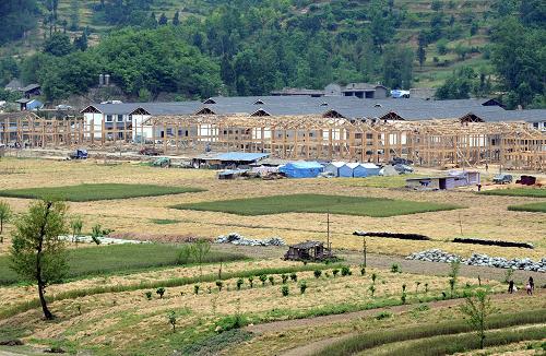 5月6日,青川縣板橋鄉(xiāng)浮寨村災(zāi)后農(nóng)房重建示范點,成排的民居正在拔地而起。新華社記者 秦晴 攝