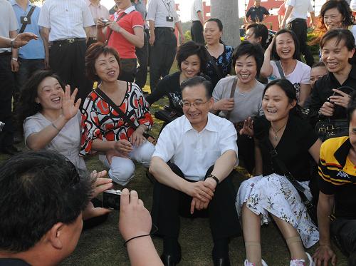5月8日,溫家寶總理和正在海灘游覽的游客在一起合影。 當(dāng)日,中共中央政治局常委、國務(wù)院總理溫家寶來到廈門進(jìn)行考察。 新華社記者 李學(xué)仁 攝