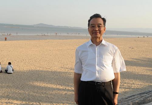5月8日,正在廈門考察工作的溫家寶總理專門來到可以看見金門島的海灘,拍照留念。 當(dāng)日,中共中央政治局常委、國務(wù)院總理溫家寶來到廈門進(jìn)行考察。 新華社記者 李學(xué)仁 攝