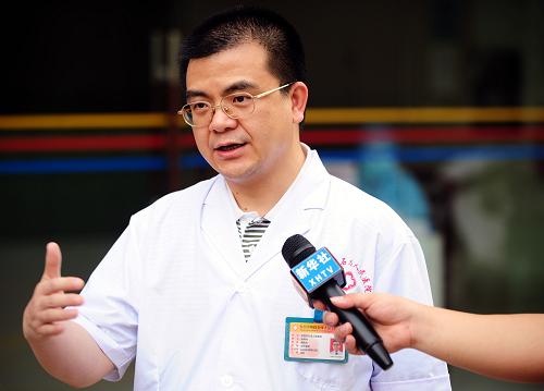 6月19日廣東省東莞市報(bào)告了一例發(fā)生在學(xué)校的聚集性病例,一所小學(xué)同一班級(jí)6名學(xué)生感染甲型H1N1流感。這6名學(xué)生被安排到東莞市石龍人民醫(yī)院治療。據(jù)該院副院長鄧偉均介紹,目前6名學(xué)生情況好轉(zhuǎn),體溫逐漸下降,其中4名學(xué)生體溫恢復(fù)正常,2名學(xué)生體溫稍高,為38攝氏度,流感癥狀減輕,精神狀況良好,大多能自由活動(dòng)玩耍,無病重患者。新華社記者 陳曄華 攝
