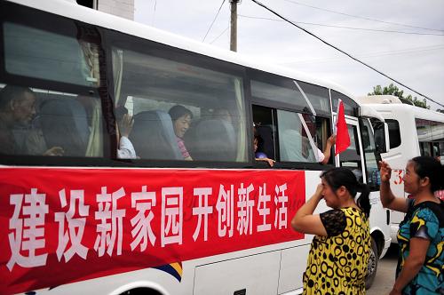 8月20日,均縣鎮(zhèn)關(guān)門巖村的移民乘車前往安置點。當(dāng)日,湖北省丹江口市均縣鎮(zhèn)和習(xí)家店鎮(zhèn)移民開始搬遷,南水北調(diào)中線工程湖北庫區(qū)首批移民搬遷由此啟動。從即日起,湖北試點搬遷安置的1.2萬名庫區(qū)移民將陸續(xù)遷入該省襄樊、棗陽、宜城、荊門、團(tuán)風(fēng)等5個縣市安置點。丹江口庫區(qū)移民工程是南水北調(diào)中線工程的重要組成部分,需動遷安置總?cè)丝诩s33萬人。新華社記者 郝同前 攝