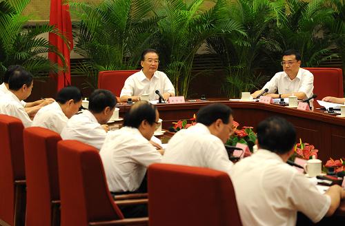 8月20日,國務院總理、國務院西部地區(qū)開發(fā)領(lǐng)導小組組長溫家寶在北京主持召開領(lǐng)導小組會議,討論并原則通過《關(guān)于應對國際金融危機保持西部地區(qū)經(jīng)濟平穩(wěn)較快發(fā)展的意見》。 國務院副總理、國務院西部地區(qū)開發(fā)領(lǐng)導小組副組長李克強出席會議。新華社記者 劉建生 攝