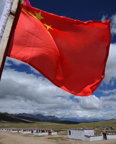 這是9月9日拍攝的西藏當(dāng)雄縣格達(dá)鄉(xiāng)羊易村牧民的新居。新華社記者 覺果 攝