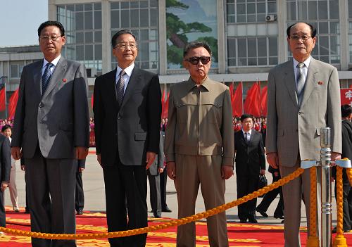 10月4日,應朝鮮勞動黨中央委員會和朝鮮政府邀請,中共中央政治局常委、國務院總理溫家寶乘專機抵達平壤,開始對朝鮮民主主義人民共和國進行正式友好訪問。朝鮮勞動黨總書記、國防委員會委員長金正日,朝鮮最高人民會議常任委員會委員長金永南,朝鮮內(nèi)閣總理金英日到機場迎接。新華社記者 黃敬文 攝