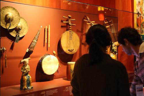 11月10日,在美國紐約自然歷史博物館,觀眾參觀“絲綢之路”大型展覽。新華社記者 劉欣 攝