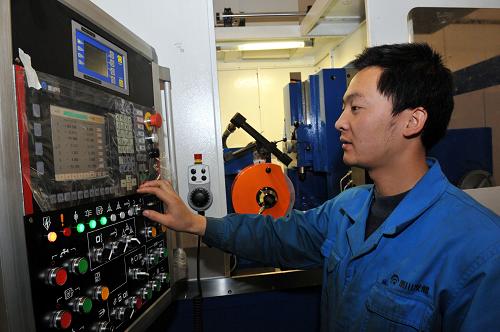 這是秦川機床工具集團有限公司的工人師傅在數(shù)控機床前工作(12月12日攝)。新華社記者 何俊昌 攝