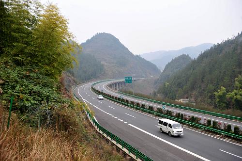 12月19日,車輛在崇山峻嶺間的滬渝高速湖北滬蓉西段行駛。當(dāng)日,湖北滬蓉西高速公路進(jìn)入試運(yùn)行階段,這標(biāo)志著國(guó)家高速公路網(wǎng)東西主干線滬渝高速全線貫通。從此,長(zhǎng)江上游與中下游之間的陸路高速交通瓶頸被打通,人們乘車將告別大巴山區(qū)的顛簸之苦。滬渝高速是上海至重慶高速公路的簡(jiǎn)稱,編號(hào)G50,路線走向?yàn)椋荷虾#荩牵徍~陵-安慶-黃梅-宜昌-恩施-忠縣-墊江-重慶,全長(zhǎng)約1900公里。新華社記者 郝同前 攝