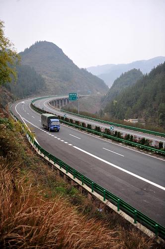 12月19日,車輛在崇山峻嶺間的滬渝高速湖北滬蓉西段行駛。新華社記者 郝同前 攝