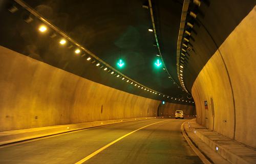 12月19日,車輛在滬渝高速湖北滬蓉西段的隧道內(nèi)行駛。新華社記者 郝同前 攝