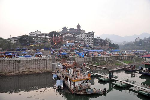 這是重慶的著名旅游景點(diǎn)——磁器口古鎮(zhèn)(12月16日攝)。西部大開(kāi)發(fā)10年來(lái),重慶市旅游產(chǎn)業(yè)發(fā)展呈現(xiàn)良好勢(shì)頭,旅游產(chǎn)業(yè)體系漸成規(guī)模。2008年,全市共接待海內(nèi)外游客突破1億人次,旅游總收入突破500億元。新華社記者 何俊昌 攝