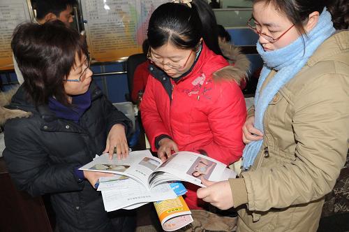 1月10日,在石家莊市創(chuàng)業(yè)指導(dǎo)中心,兩名創(chuàng)業(yè)者(右一、右二)正在咨詢創(chuàng)業(yè)項目。新華社記者 王民 攝