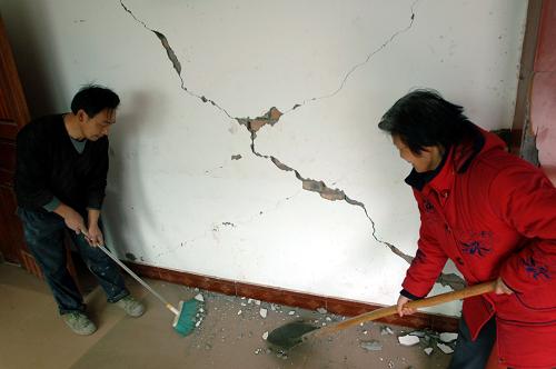 1月31日,重慶市潼南縣龍門村一間房屋出現(xiàn)裂縫,村民在清理房屋內(nèi)的碎渣。當日上午,記者從四川省地震局了解到的最新消息稱,當日凌晨發(fā)生在四川遂寧與重慶潼南交界處的5.0級地震,已造成1人死亡,11人受傷,受損及倒塌房屋千余間。 據(jù)國家地震臺網(wǎng)測定,北京時間2010年1月31日5時36分,四川省遂寧市、重慶市潼南縣交界處(北緯30.3度,東經(jīng)105.7度)發(fā)生5.0級地震,震源深度約10公里。 新華社記者 陳誠 攝