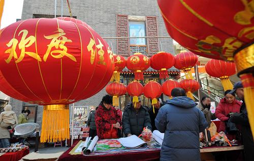 1月31日,市民在天津市古文化街購(gòu)買(mǎi)燈籠。新春佳節(jié)將至,天津市古文化街年貨市場(chǎng)紅紅火火,市民紛紛前來(lái)選購(gòu)節(jié)日飾品。新華社記者 楊宗友 攝
