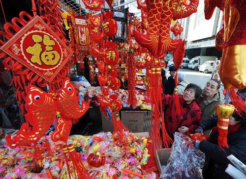 1月31日,市民在天津市古文化街挑選春節(jié)飾品。新春佳節(jié)將至,天津市古文化街年貨市場(chǎng)紅紅火火,市民紛紛前來(lái)選購(gòu)節(jié)日飾品。 新華社記者 楊宗友 攝
