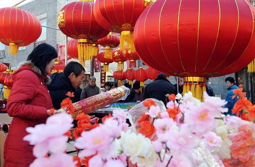 1月31日,市民在天津市古文化街購(gòu)買(mǎi)燈籠。新春佳節(jié)將至,天津市古文化街年貨市場(chǎng)紅紅火火,市民紛紛前來(lái)選購(gòu)節(jié)日飾品。 新華社記者 楊宗友 攝