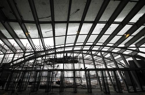 3月2日,工人在世博文化中心主出入口施工。新華社發(fā)