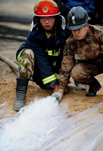 3月2日,救援人員正在駱駝山礦區(qū)放水、準(zhǔn)備打井。新華社記者 任軍川 攝