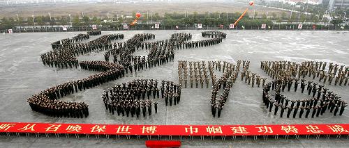 3月4日,女兵戰(zhàn)士列隊(duì)參加“聽(tīng)從召喚保世博,巾幗建功鑄忠誠(chéng)”宣誓儀式。當(dāng)日,承擔(dān)2010年上海世博會(huì)警衛(wèi)任務(wù)的2000名武警上??傟?duì)女兵,列隊(duì)組成世博會(huì)會(huì)徽?qǐng)D案,參加“聽(tīng)從召喚保世博,巾幗建功鑄忠誠(chéng)”宣誓儀式。 新華社記者 陳飛 攝