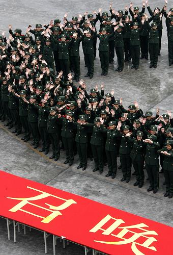 3月4日,女兵們列隊(duì)參加“聽(tīng)從召喚保世博,巾幗建功鑄忠誠(chéng)”的宣誓儀式。 新華社記者 陳飛 攝