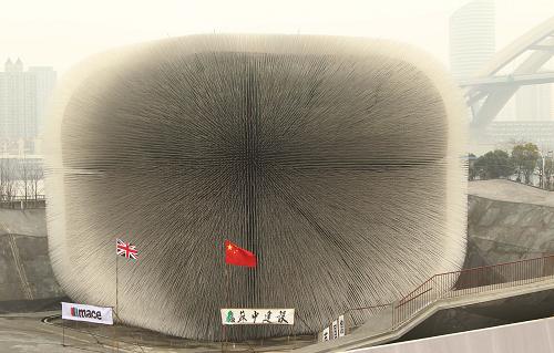 3月15日拍攝的上海世博會(huì)英國(guó)館。當(dāng)日,正在此間訪問的英國(guó)外交大臣戴維·米利班德為中國(guó)2010年上海世博會(huì)英國(guó)館插上了最后一根亞克力“觸須”,這標(biāo)志著被中國(guó)公眾昵稱為“蒲公英”的英國(guó)館“綻放”待客。據(jù)了解,“生長(zhǎng)”著6萬余根亞克力“觸須”的英國(guó)館,也被稱為“種子殿堂”。在每根亞克力“觸須”的內(nèi)端,都嵌有不同的植物種子,并配有半導(dǎo)體照明設(shè)施。 新華社記者 任瓏 攝