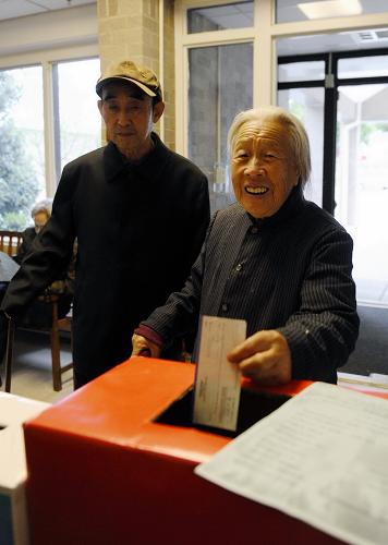 4月24日,在美國(guó)馬里蘭州洛克維爾縣舉行的賑災(zāi)活動(dòng)上,一位年逾八旬的老人向青海玉樹地震災(zāi)區(qū)捐款。當(dāng)日,華盛頓地區(qū)僑學(xué)界在馬里蘭州洛克維爾縣舉行賑災(zāi)活動(dòng),向青海玉樹地震災(zāi)區(qū)捐款。據(jù)活動(dòng)組織者介紹,當(dāng)晚共籌得善款3.2萬美元。新華社記者 蔣國(guó)鵬 攝