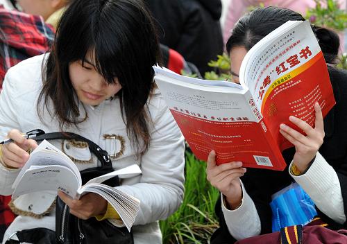 4月25日,在南京林業(yè)大學(xué)考點(diǎn),考生在進(jìn)場前復(fù)習(xí)。當(dāng)日,2010年江蘇省考試錄用公務(wù)員筆試在全省各地考點(diǎn)統(tǒng)一舉行。2010年,江蘇省計劃招錄公務(wù)員共計5958個崗位,報考人數(shù)達(dá)到28萬多人,通過審核確認(rèn)參加考試的共18.5萬人,創(chuàng)該省公務(wù)員報名、考試人數(shù)新紀(jì)錄,平均每個崗位有31人競爭,其中,最熱門崗位的報錄比為1080比1。 新華社記者 孫參 攝