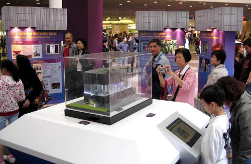 4月25日,市民和游客正在觀看展覽的世博會(huì)香港館模型。4月23日至25日,“參與世博 連系香港”首場(chǎng)巡回展在香港銅鑼灣時(shí)代廣場(chǎng)舉行。此次巡展將以多媒體形式展出香港在上海世博會(huì)期間的活動(dòng)和節(jié)目資料,旨在宣傳香港作為現(xiàn)代化、活力充沛、連系緊密的國(guó)際大都會(huì),如何憑創(chuàng)意擁有優(yōu)質(zhì)的城市生活的相關(guān)情況。 新華社記者 宋振平 攝