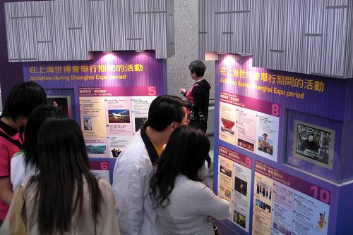 4月25日,市民和游客正在觀看展覽。新華社記者 宋振平 攝
